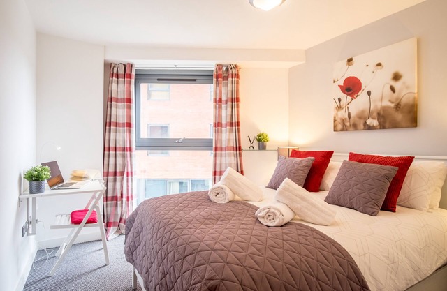 ♡ WOW ♡ Stylish 2Bed. 2Bath + Free Parking & WiFi
