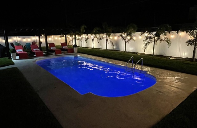 ☀️WOW☀️ UPDATED with HEATED POOL & HOT TUB HOME 5 MIN TO BEACH 3BD 2BA 2 KING BEDS