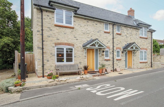 WREN, family friendly, with a garden in Upwey