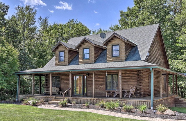 'Wren's Nest Cabin' on 15 Acres w/ Hot Tub!