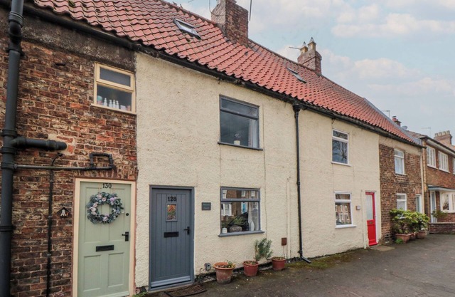 WREN'S NEST, pet friendly, character holiday cottage in Thirsk