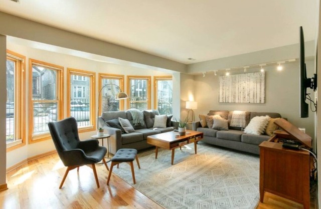 Wrigley Field/Lakeview -Entire Home- Large Groups!