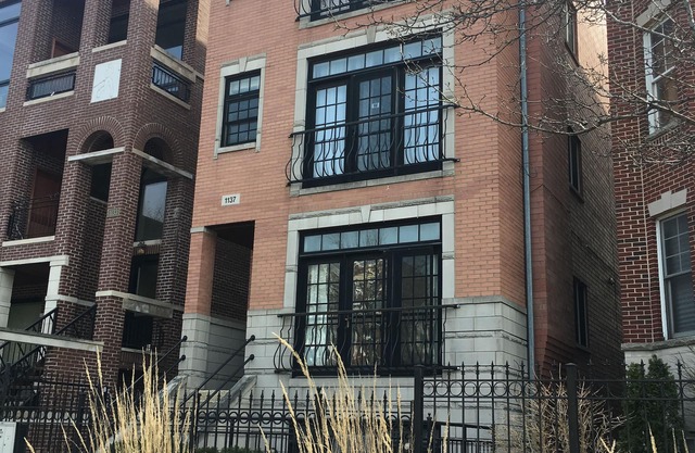 Wrigleyville Condo, Sleeps 10, 1/2 block from Wrigley Field