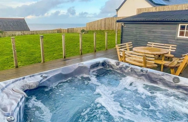 Wyn y Mor - luxury home with sea views and a private hot tub