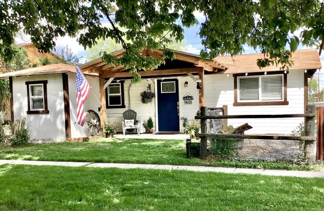 “WYNOT BUNKHOUSE”, Western class in a quaint backyard retreat