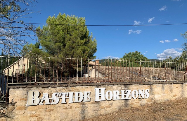 XIXth century country house amidst vineyards and olive groves