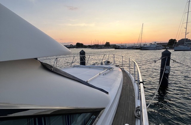 Yacht 2 to 8 berths facing Mont Saint-Clair