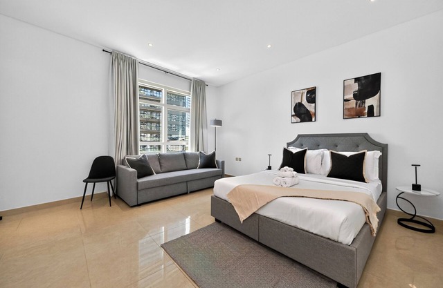 Yacht Bay Tower - 1min to Metro, Tram and 5min to Beach and 5min to Marina Mall