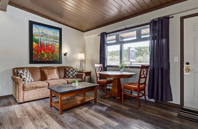 Yam 22 - Upper 1 Bedroom Queen