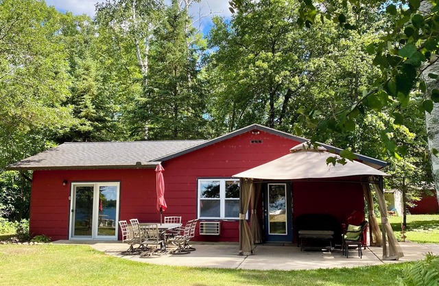 YEAR-ROUND Private, Cozy Lakeside Cabin. Beautiful Views, 2 Boats, Kayak & Canoe