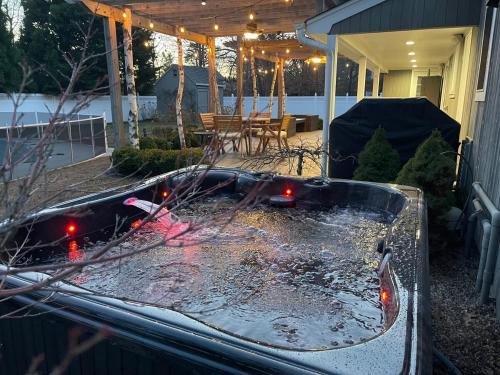 Year-Round Private Jacuzzi - Peaceful Fenced Yard