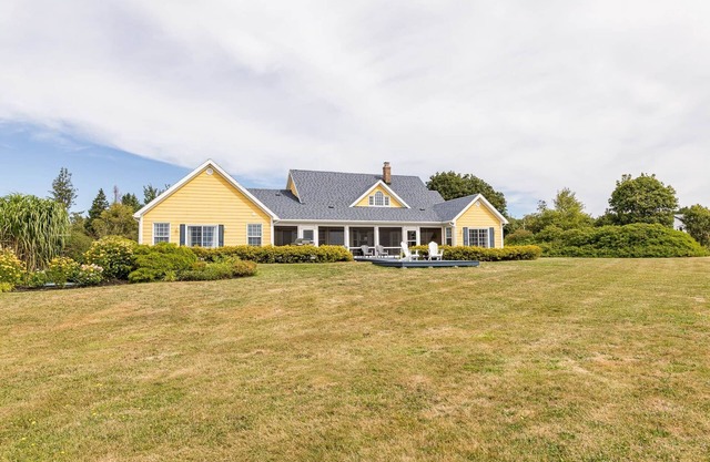 Yellow Beach House – Beachfront 4BR Retreat