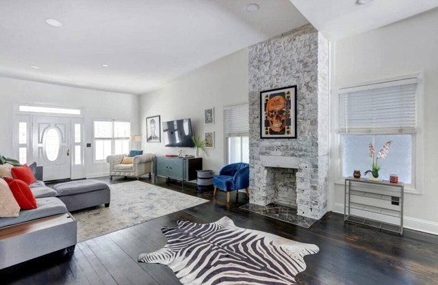 Yellow Door Inn, Modern | Dog-Friendly | Mini Golf!