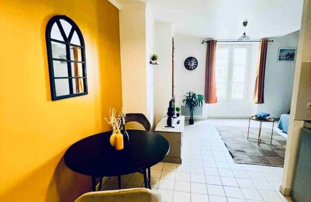 Yellow - The KING DUPLEX near the Castle FONTAINEBLEAU