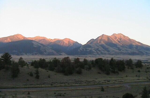 YELLOWSTONE NOW OPEN FROM HERE , Cozy Guest House, 10 Mins to Chico Hot Springs