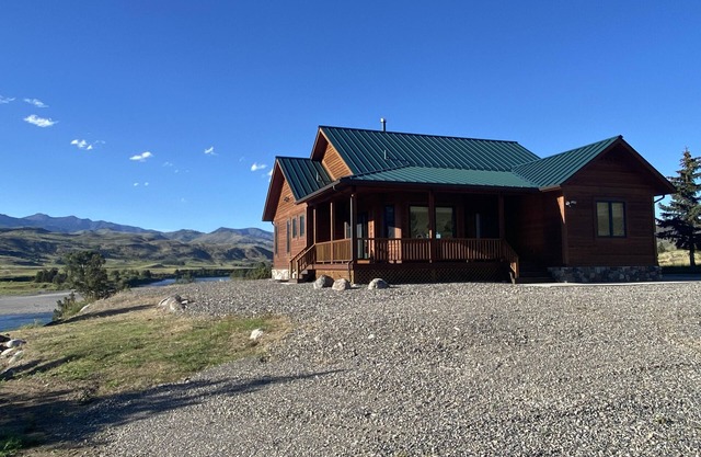 Yellowstone River Frontage Vacation Rental near Yellowstone Park!