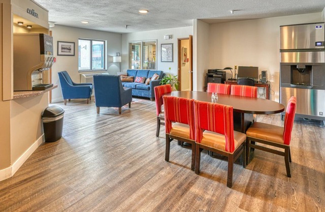 Yellowstone River Inn & Suites