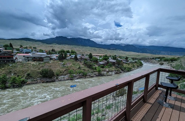 Yellowstone Treasure Guest House #1