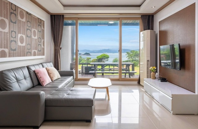 Yeosu Falling in Blue Ocean View Pension