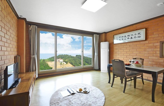 Yeosu Hwangto Pension