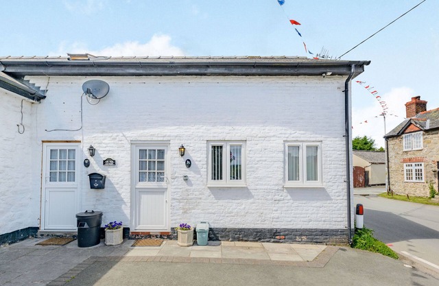 YEW TREE COTTAGE, family friendly, with a garden in Welshpool