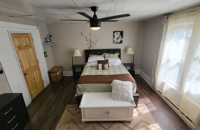 Yogi Nature Stay #2 3 beds with spa shower, smart tv across the street from UPMC