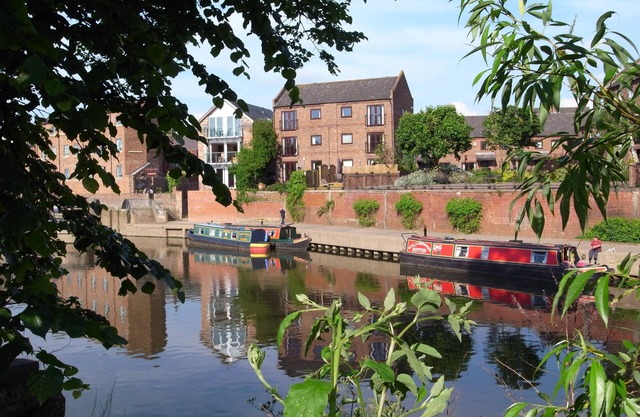 York Riverside Apartment, just 5 min walk to City Centre has car park & wi-fi