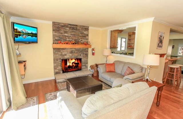 Yosemite View Retreat- Spa on Amazing Mountain Top View Deck!