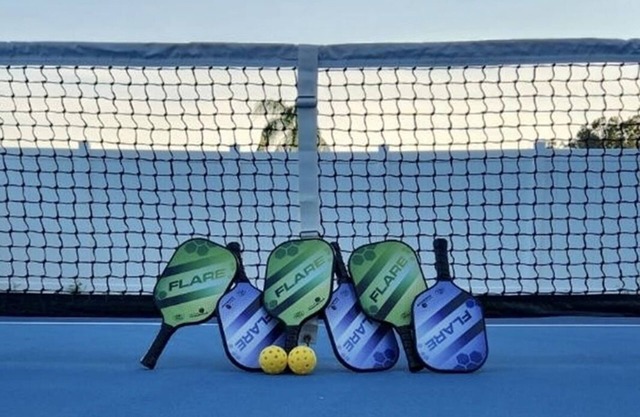 You Belong on a Pickleball Court ! 5-min to Beach-Food-Shops ! Full Kitchen