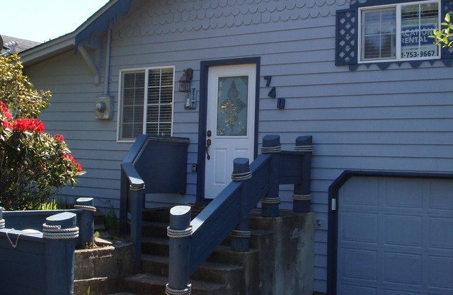 You’ll love the 5js Beach House at the Devil's Punchbowl with 2 beaches!