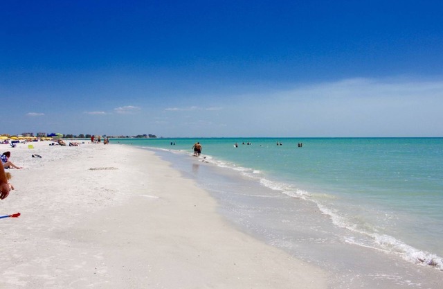 Your Beach Adventure Awaits! Garden View, Outdoor Pool, Free Parking and BIke