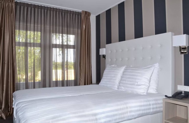 Your Comfortable Coastal Home Steps from Surf, Sand, and Nature! Free Breakfast