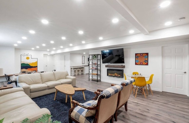 Your Cozy Getaway: Wake Up to Waffles & Comfort!