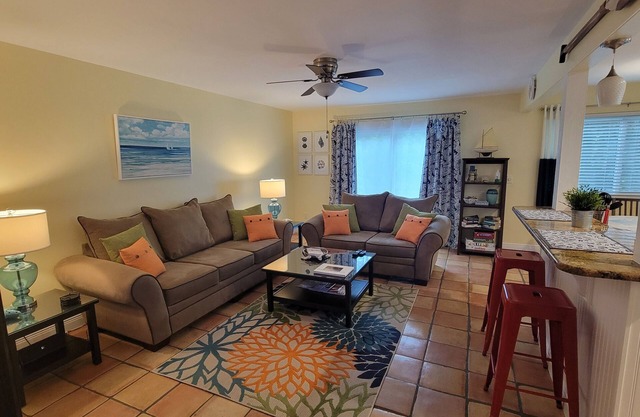 Your home away from home! A few minutes walk to the beach w/pool & tennis