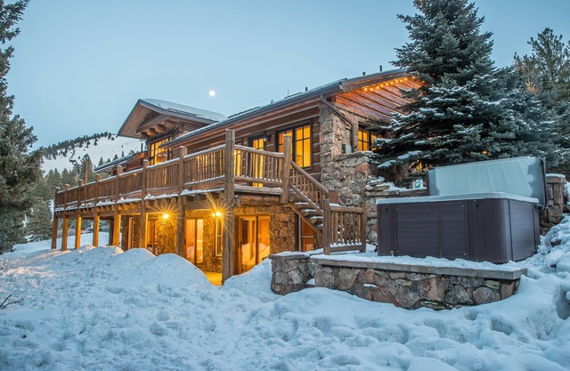 Your OWN Winter WONDERLAND! Gorgeous Custom Home, Hot Tub, Sleeps 10!