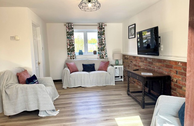 Your peaceful home away from home - Harry's Lakeside hideout.