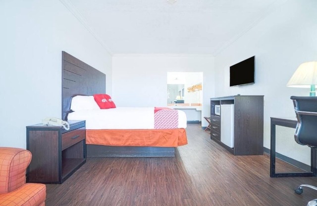 Your Stay Near LE Ramey Golf In A Pet Allowed Room With Free Parking