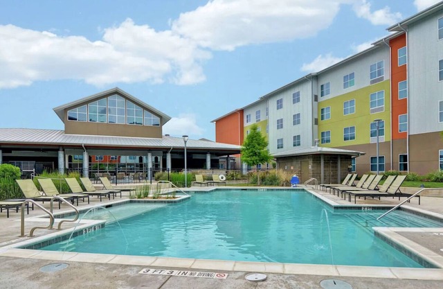 Your Ultimate Resort Destination:Free Parking and Breakfast,Full Kitchen,Pool