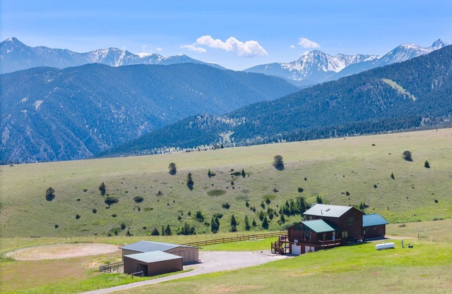 Your Yellowstone adventure, log home for extended families, spectacular views