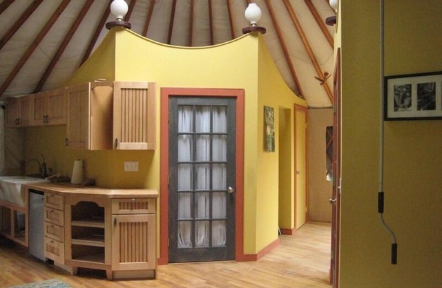 Yurt in very private spot on 27 acre Horse Farm w/ hot tub