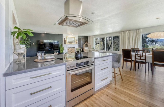 Zen Haus suite A&B · Luxe Spacious Retreat, UofO 1 mile, KING beds, soaking tub
