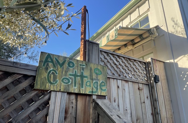 Zenful Avo-Cottage w/hot tub — 5 min from the beach & hiking!