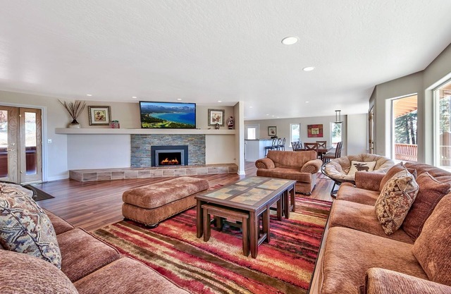 ZH284."The Zephyr"- Lake Views, Hot Tub, Shuffleboard Table and Huge Deck!