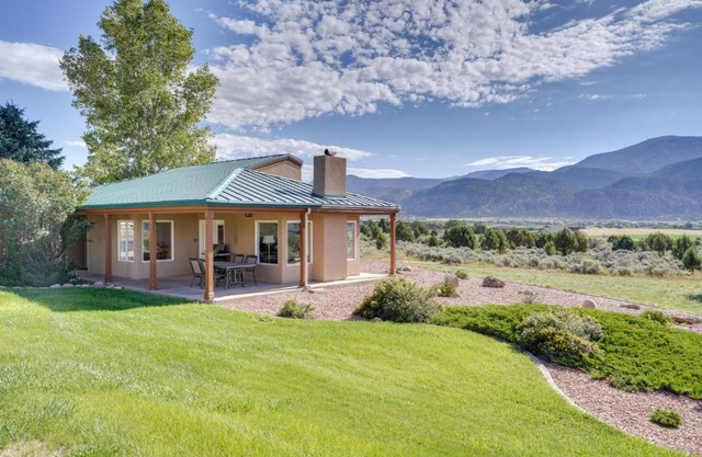 Zion Mountain Guest House with Canyon Vistas!