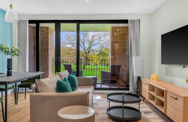Zone 2 Modern Two-bed Apt with Balcony/Park Views