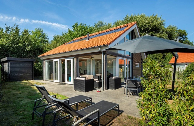 Zonnedorp 1 Modern beach house on villa park in Renesse