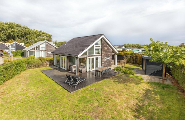 Zonnedorp Kavel 10 Renesse | Villa near the Beach & with Spacious Garden