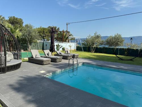 Zoza Luxury villa isthmia by the sea with private pool