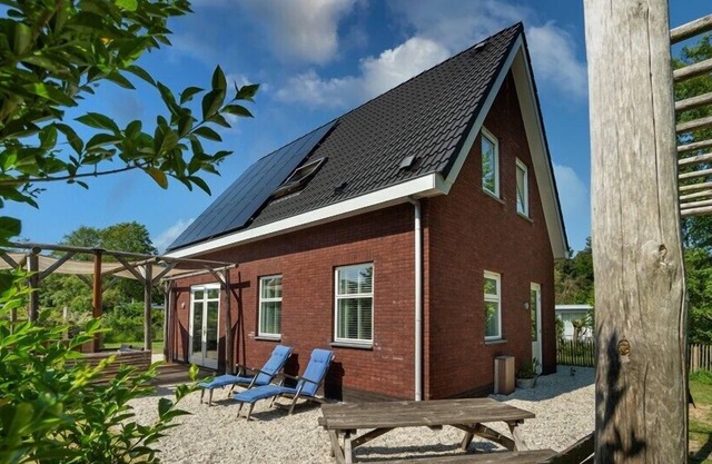 Zuidhoek 6 luxury villa in quietly located car-free bungalow park