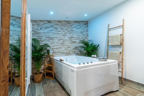 Les Essarts-le-Roi House | Éden Spa & Cinéma